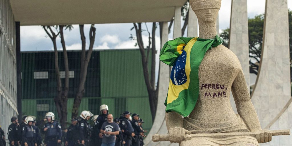 stf-tem-maioria-para-condenar-mulher-que-pichou-estatua-no-8/1
