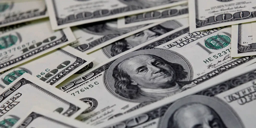 dolar-cai-pela-oitava-vez-seguida-e-fecha-a-r$-5,63