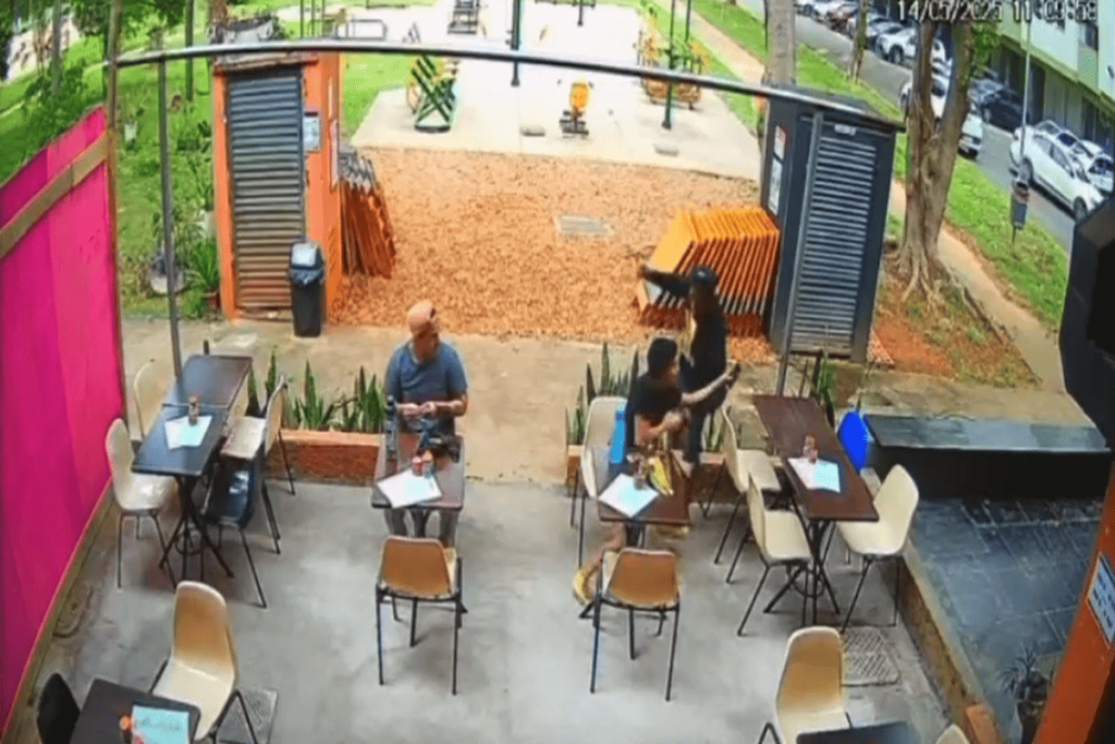 video:-ladrao-da-o-bote-e-pega-celular-de-cliente-em-restaurante-no-df