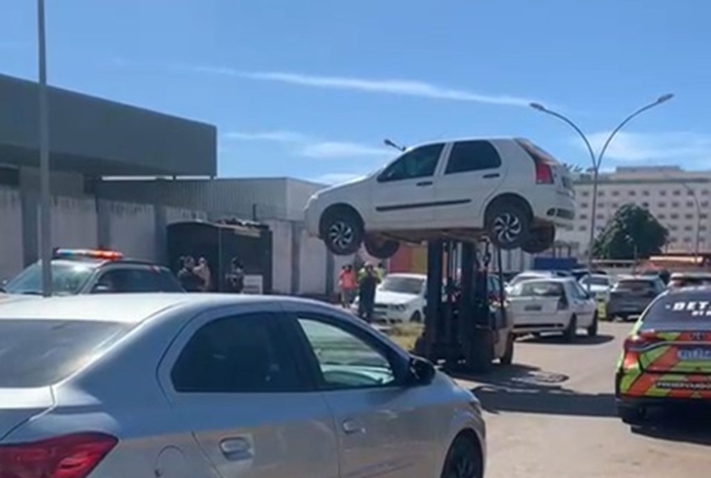video:-empilhadeira-ergue-carros-estacionados-de-forma-irregular-no-df