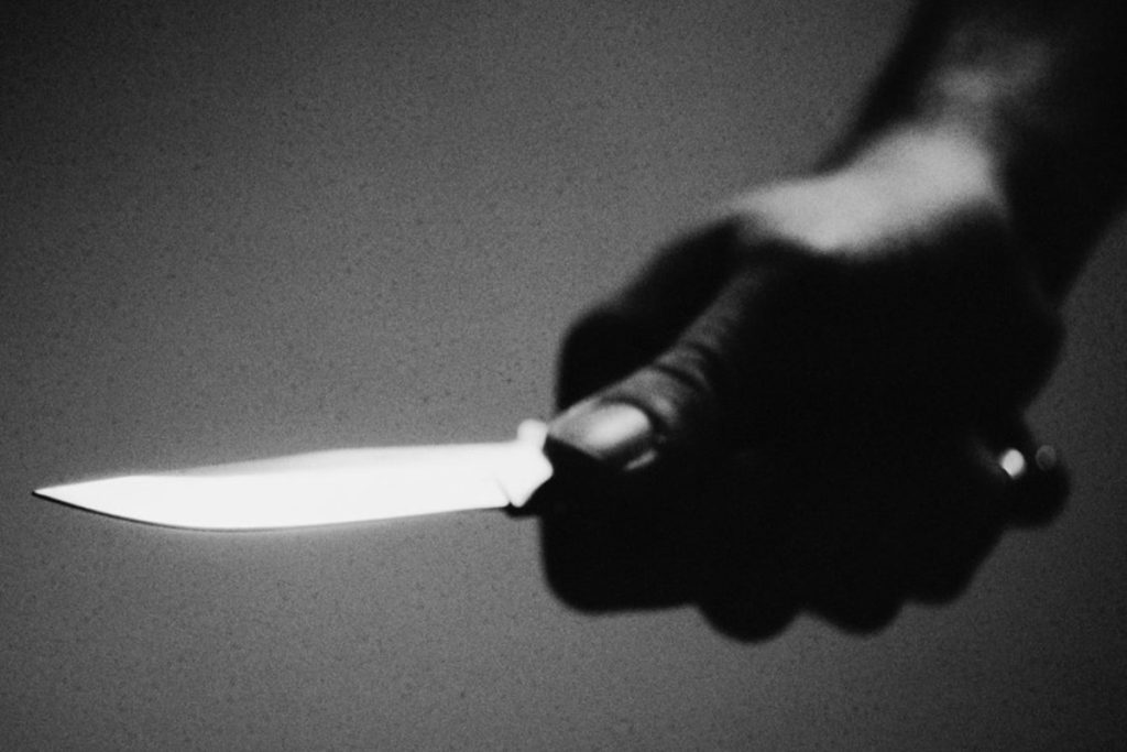 homem-invade-casa-com-facao-e-esfaqueia-bracos-e-pernas-de-vizinha