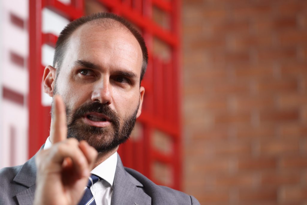 apos-operacao-da-pf-contra-bolsonaro,-eduardo-“marca”-e-avisa-trump