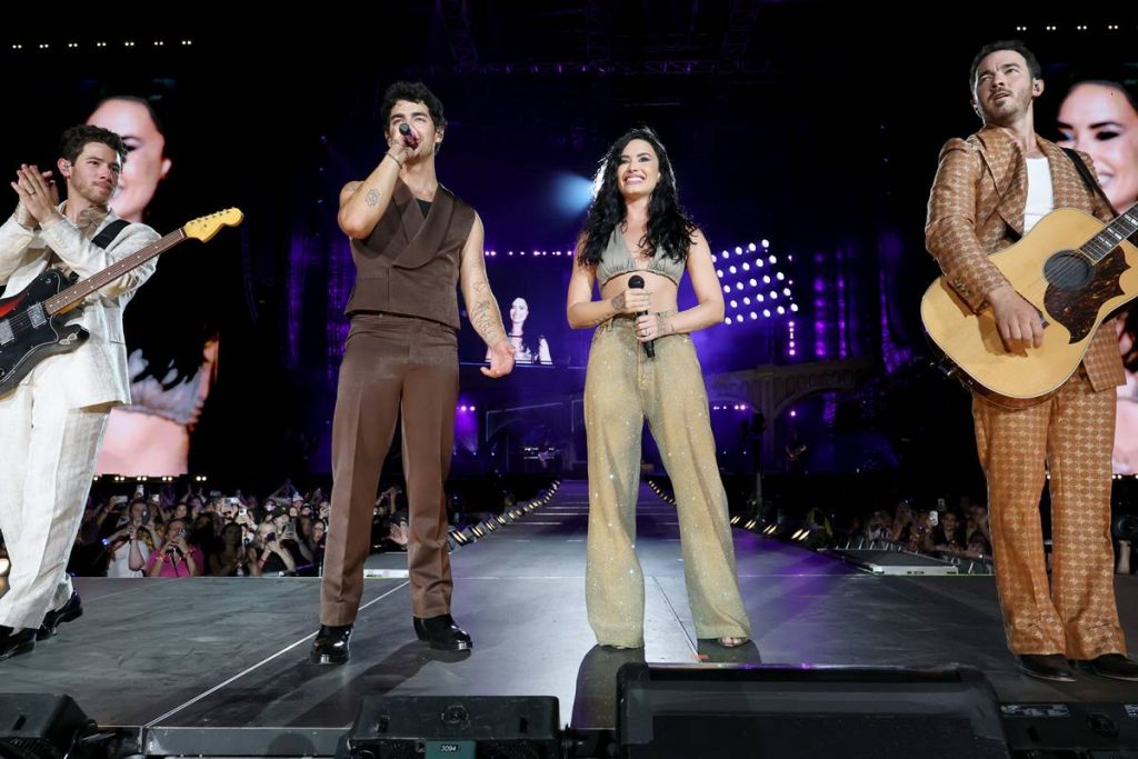 camp-rock-3?-demi-lovato-canta-com-jonas-brothers-e-reacende-rumores