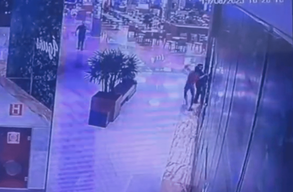 homem-espanca-mulher-pelas-costas-em-shopping-de-taguatinga.-video