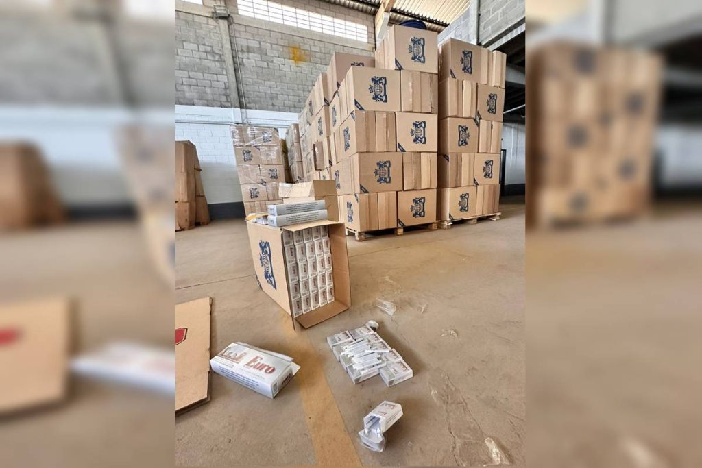 pcdf-acha-galpao-com-360-mil-macos-de-cigarros-falsos-e-5-t-de-fumo