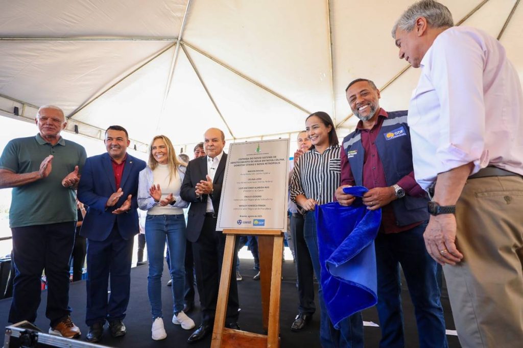 “agua-pelos-proximos-50-anos”,-diz-ibaneis-ao-inaugurar-obras-da-caesb