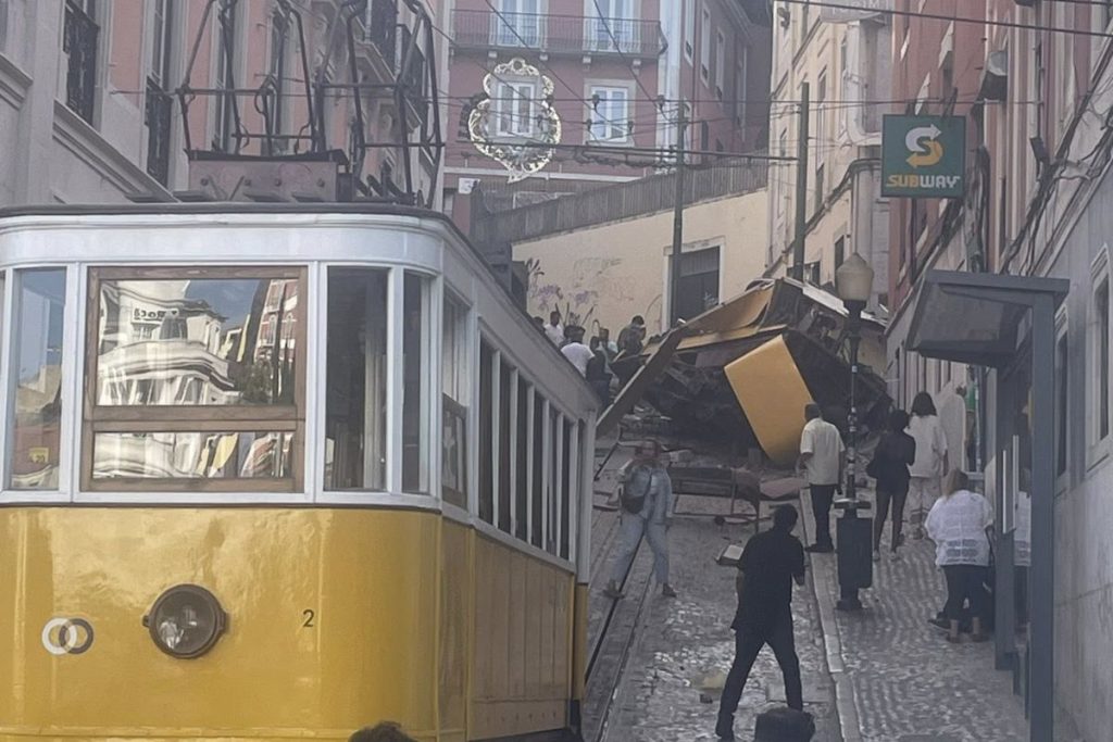 videos-mostram-acidente-do-elevador-da-gloria,-em-lisboa.-assista