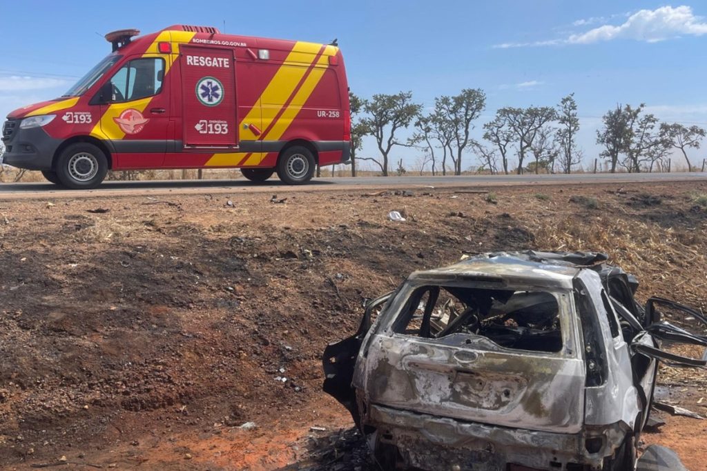 carro-bate-em-carreta-de-tomates-e-pega-fogo;-duas-pessoas-morreram