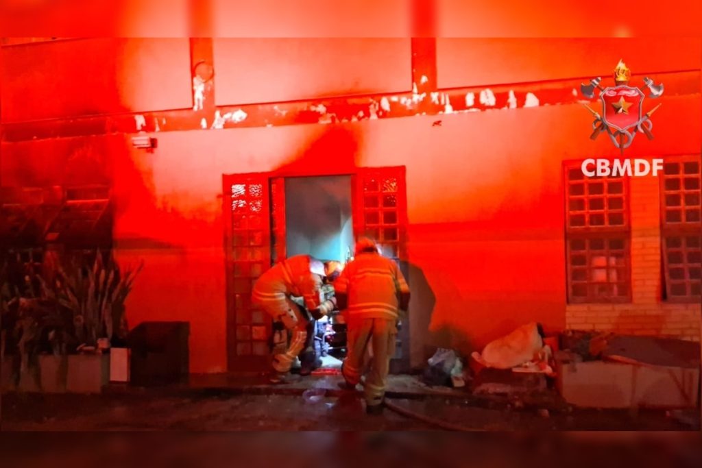 vizinhos-de-casa-que-pegou-fogo-escutaram-um-estouro-antes-do-incendio