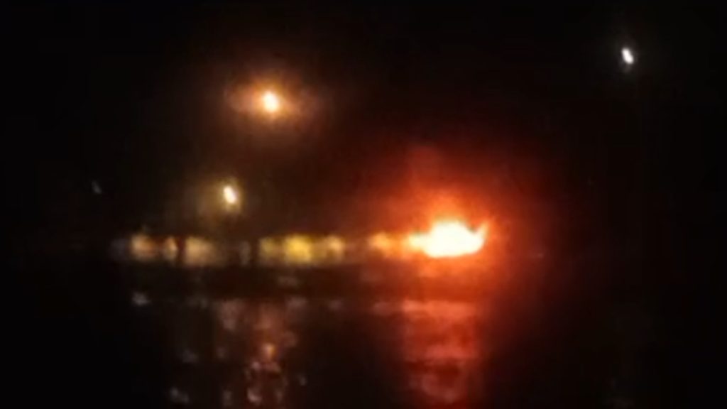 barco-de-flotilha-que-tenta-levar-ajuda-para-gaza-e-atacado