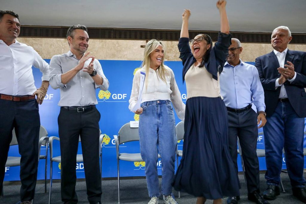celina-entrega-34-escrituras-a-igrejas-e-entidades-assistenciais-no-df