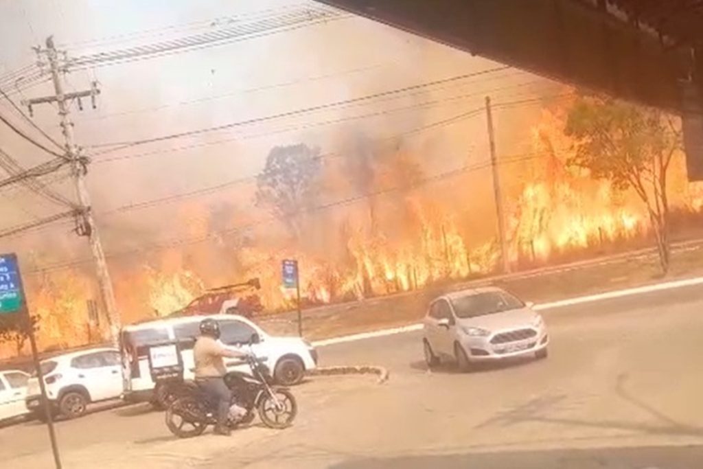 video:-incendio-se-aproxima-de-casas-no-df-e-deixa-moradores-em-panico
