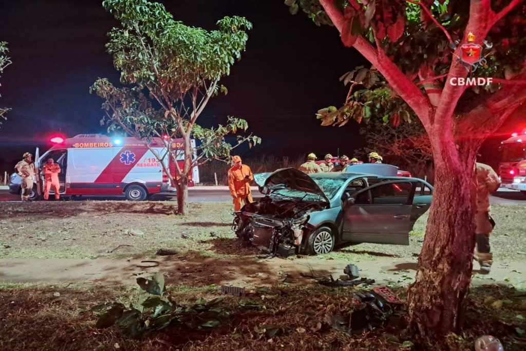 df:-carro-colide-em-arvore-e-uma-vitima-morre-no-local