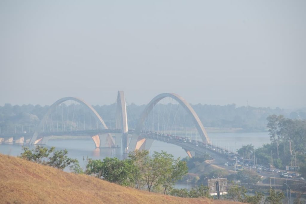 com-nevoa-seca,-brasilia-atinge-nivel-baixo-de-qualidade-do-ar