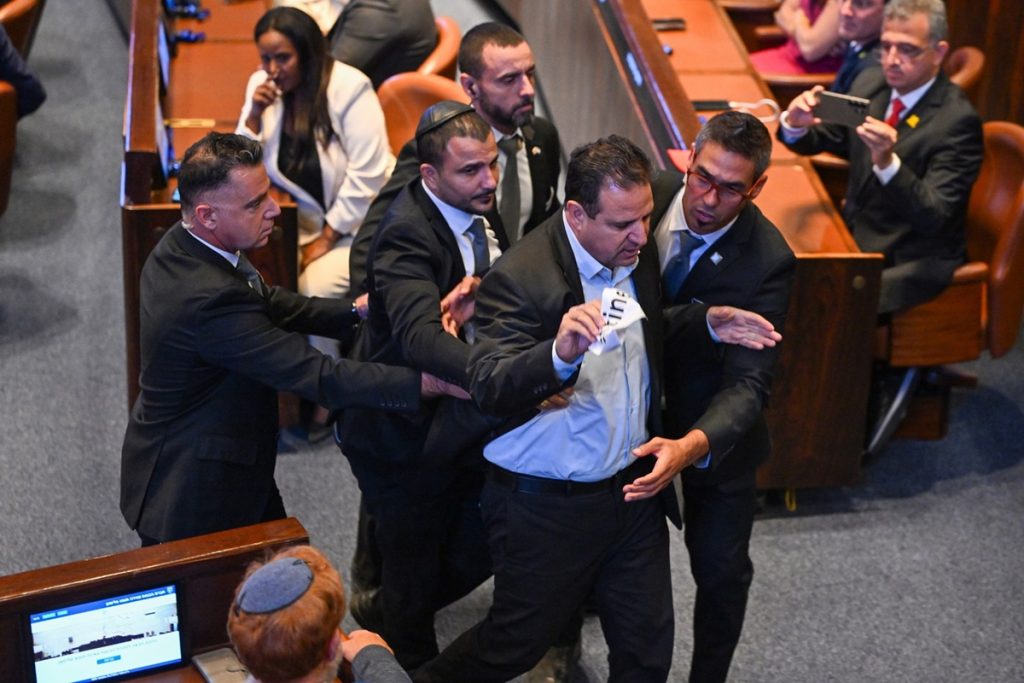 deputados-protestam-durante-fala-de-trump-e-sao-expulsos-do-parlamento