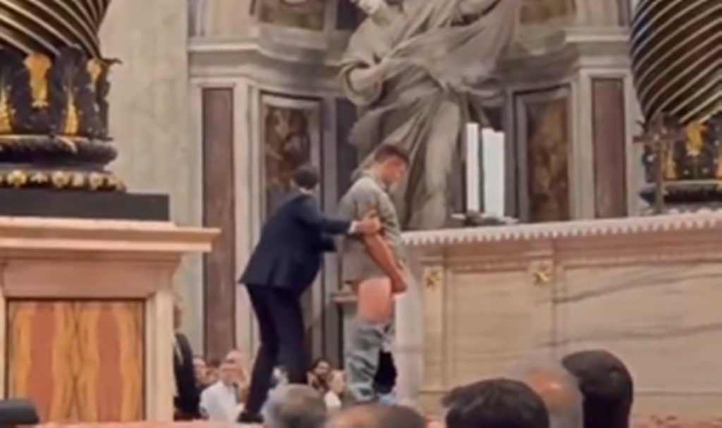 homem-urina-no-altar-da-basilica-de-sao-pedro,-no-vaticano.-veja-video