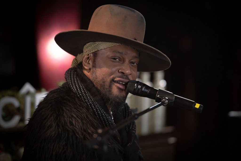 morre-d’angelo,-cantor-do-neo-soul,-aos-51-anos