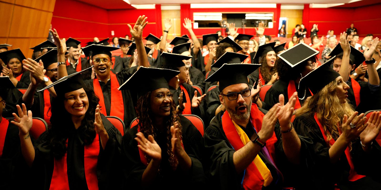 formandos-da-universidade-das-quebradas-celebram-periferia-na-abl formandos-da-universidade-das-quebradas-celebram-periferia-na-abl