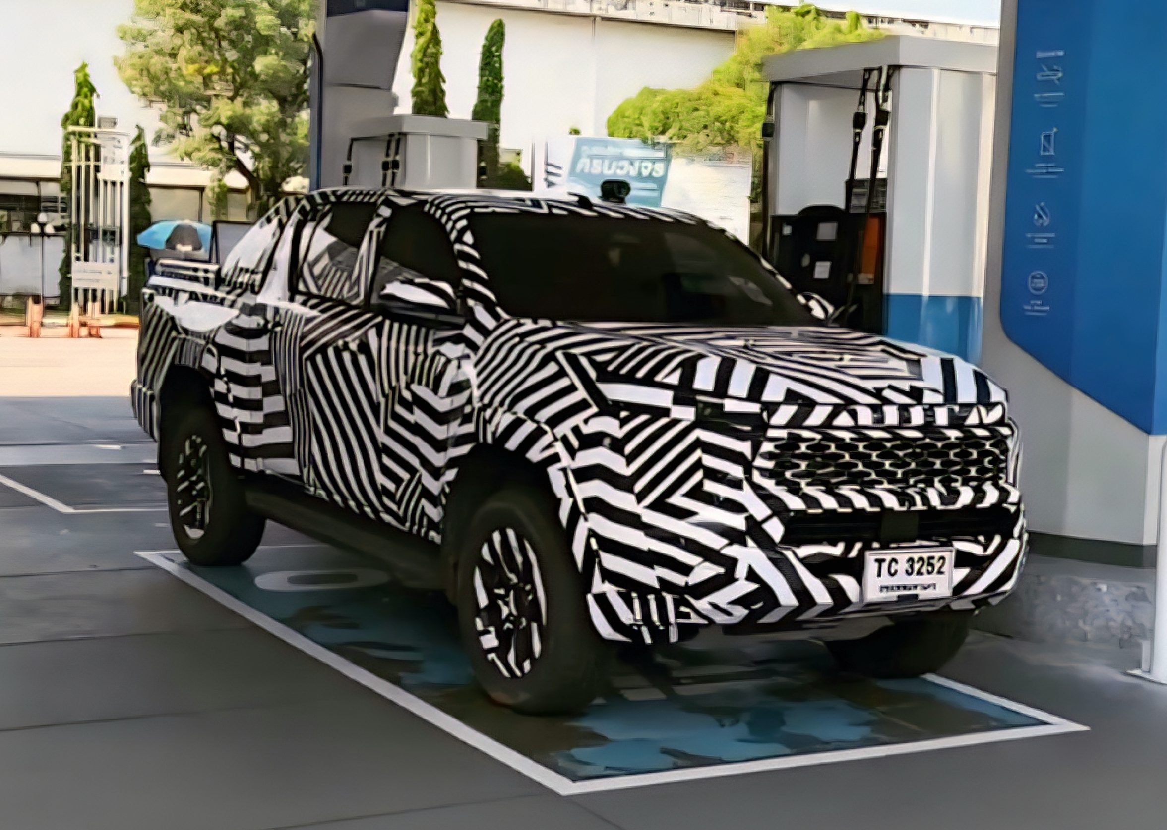 toyota-hilux-2027-aparece-em-testes-e-tera-motor-diesel-hibrido-‘de-mentira’ toyota-hilux-2027-aparece-em-testes-e-tera-motor-diesel-hibrido-‘de-mentira’