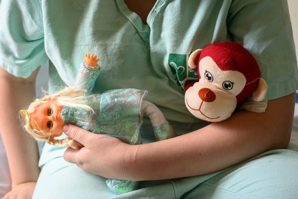 menina-autista-que-mora-em-hospital-sera-reinserida-em-convivio-social