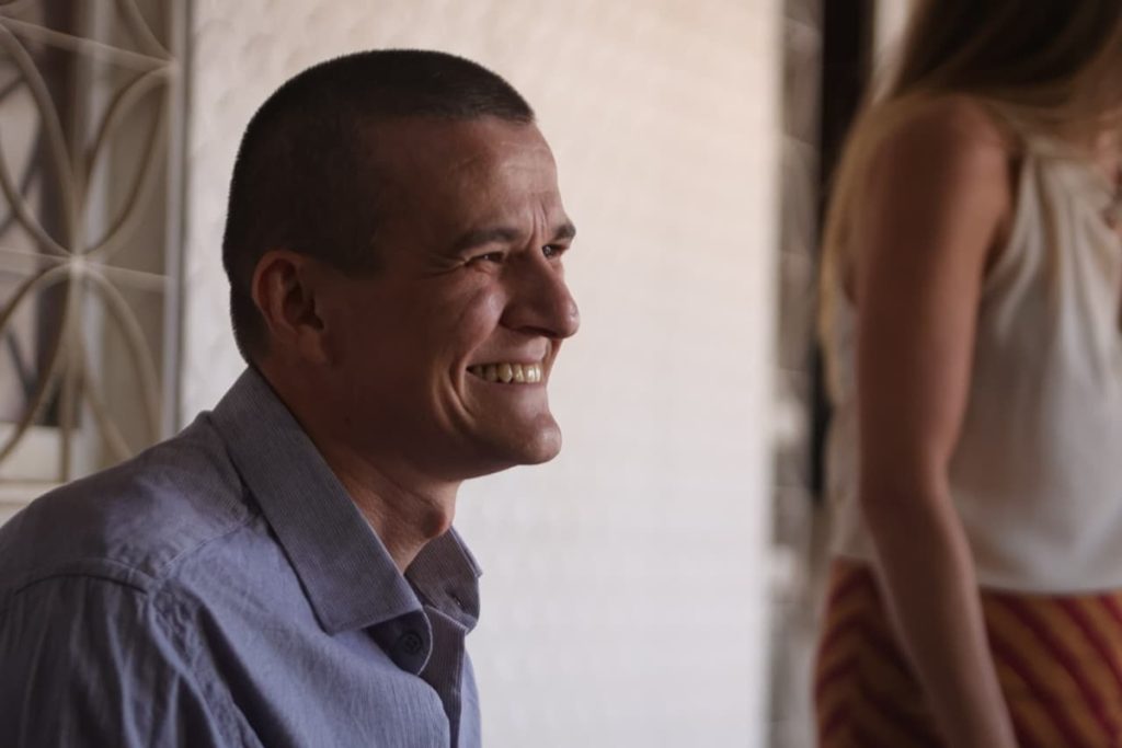 “nao-sei-nem-mexer-no-celular”,-diz-homem-solto-apos-15-anos-preso