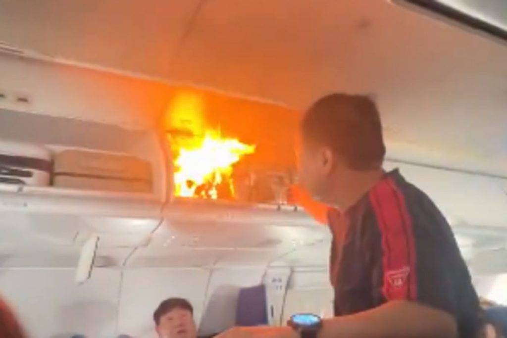 video:-mala-pega-fogo-em-aviao-e-passageiros-se-desesperam