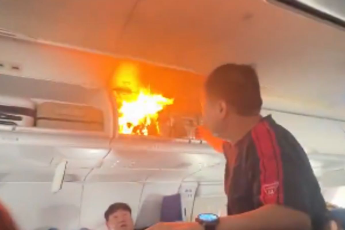 video:-mala-pega-fogo-em-aviao-e-passageiros-se-desesperam video:-mala-pega-fogo-em-aviao-e-passageiros-se-desesperam
