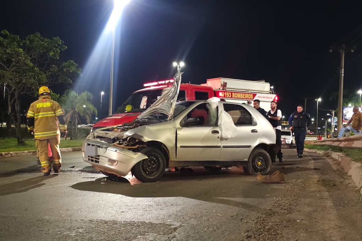 motorista-bebado-e-detido-apos-perder-controle-do-carro-e-bater-no-df motorista-bebado-e-detido-apos-perder-controle-do-carro-e-bater-no-df