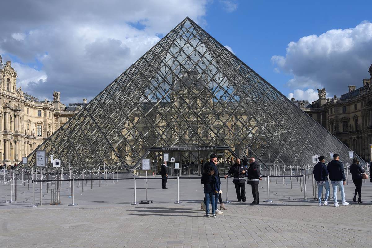 louvre:-ladroes-usaram-guindaste-e-motosserra-e-fugiram-de-scooter louvre:-ladroes-usaram-guindaste-e-motosserra-e-fugiram-de-scooter