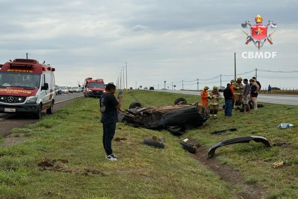 quatro-pessoas-ficam-feridas-apos-carro-capotar-na-br-060