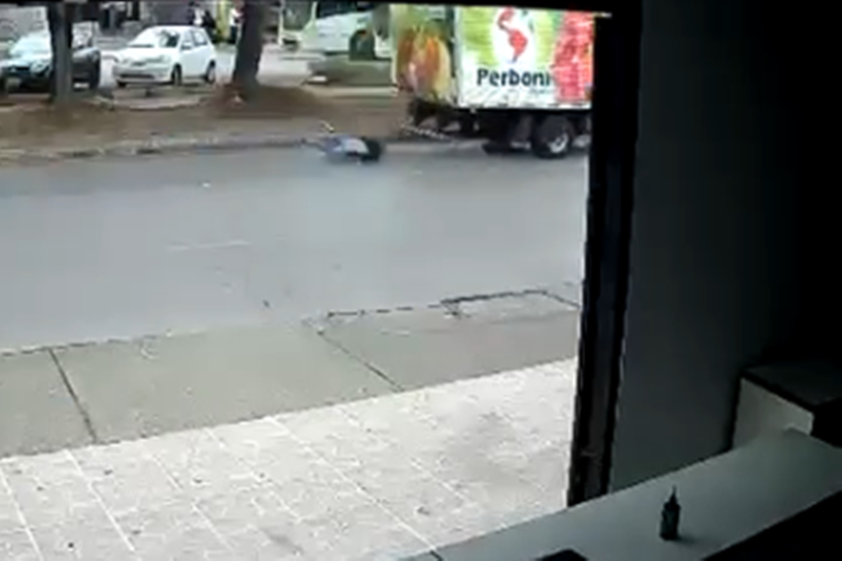 video:-homem-se-pendura-em-caminhao,-cai-e-e-arrastado-por-rua-no-df video:-homem-se-pendura-em-caminhao,-cai-e-e-arrastado-por-rua-no-df