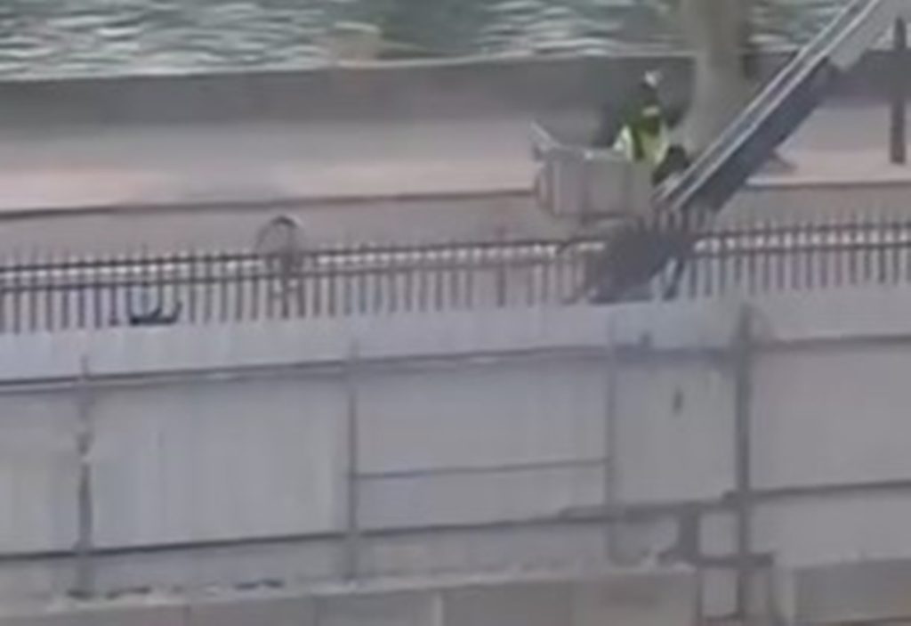 video-mostra-suspeitos-fugindo-do-louvre-apos-roubo-de-joias.-veja