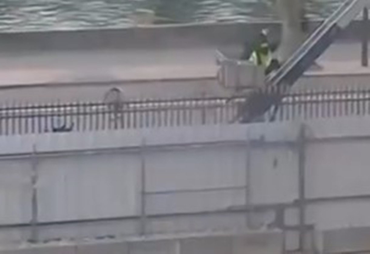 video-mostra-suspeitos-fugindo-do-louvre-apos-roubo-de-joias.-veja video-mostra-suspeitos-fugindo-do-louvre-apos-roubo-de-joias.-veja