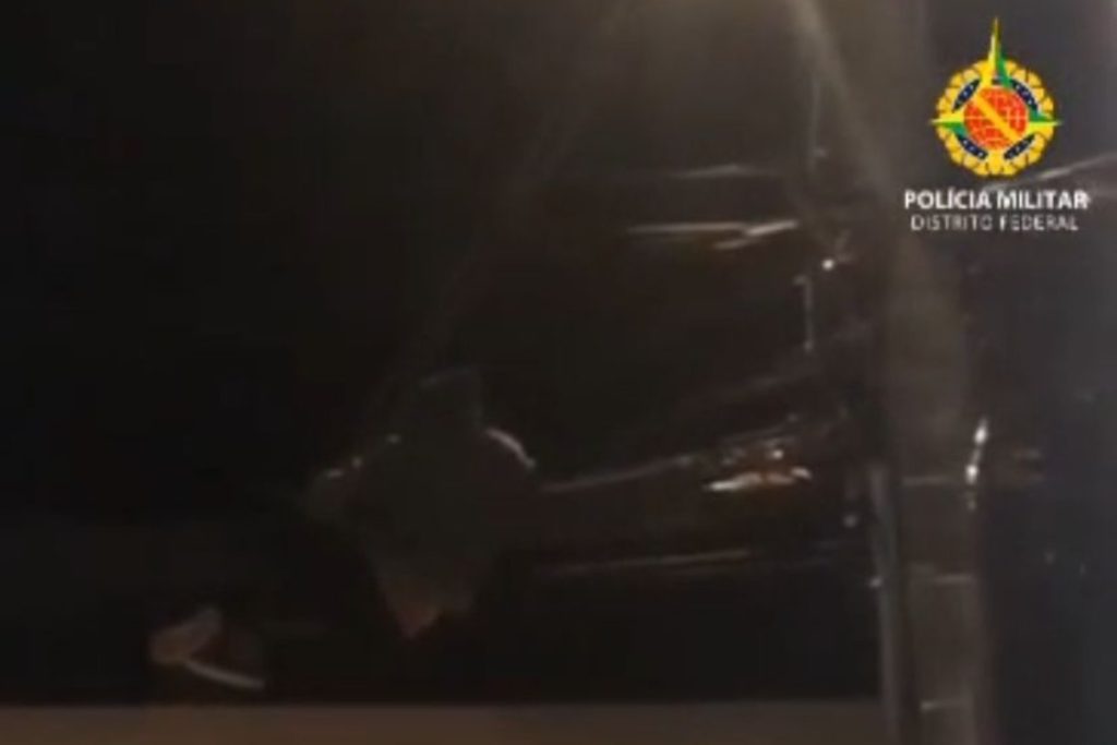 ladrao-escala-poste-para-roubar-fios-de-energia-e-e-preso-no-df.-video