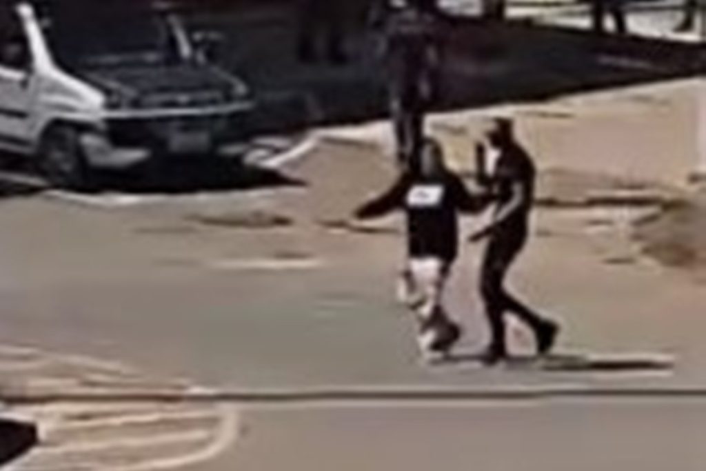 esposa-tentou-salvar-homem-que-foi-esfaqueado-apos-defender-pai.-video