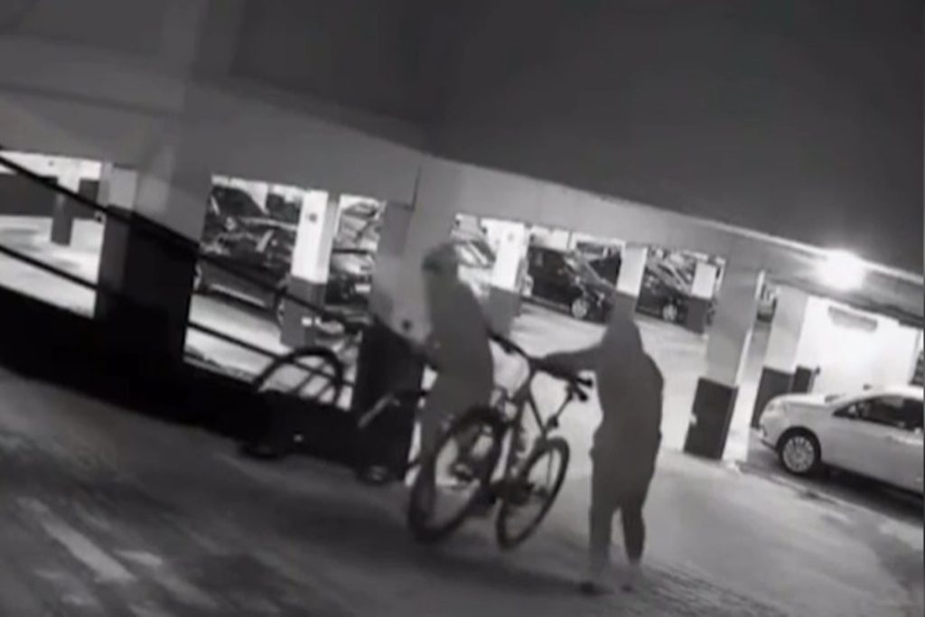 dupla-encapuzada-invade-garagens-do-df-para-furtar-bicicletas.-video