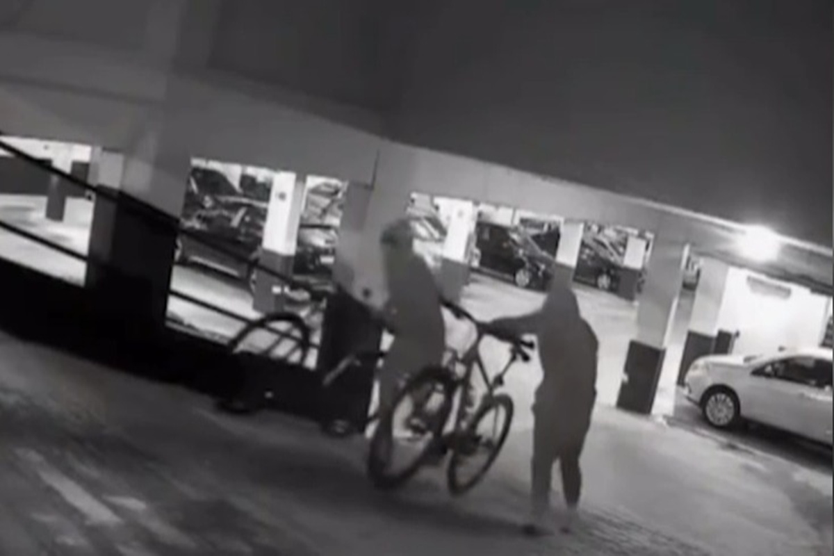dupla-encapuzada-invade-garagens-do-df-para-furtar-bicicletas.-video dupla-encapuzada-invade-garagens-do-df-para-furtar-bicicletas.-video