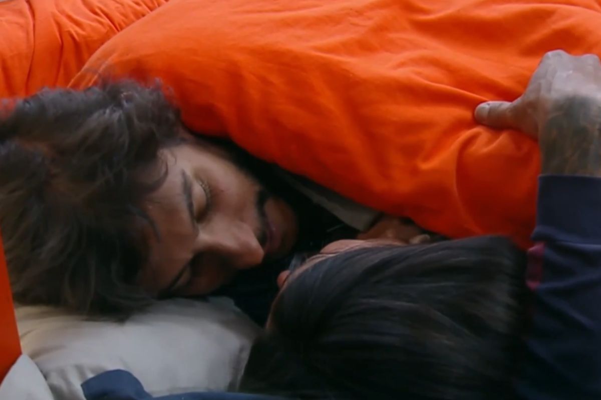 a-fazenda-17:-michelle-barros-e-shia-phoenix-se-beijam.-veja a-fazenda-17:-michelle-barros-e-shia-phoenix-se-beijam.-veja