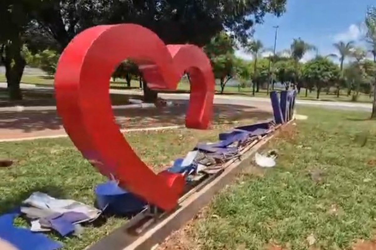 coracao-partido:-letreiro-de-boas-vindas-de-regiao-do-df-e-destruido coracao-partido:-letreiro-de-boas-vindas-de-regiao-do-df-e-destruido