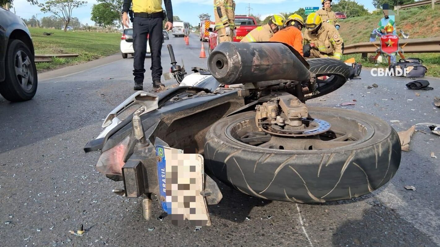 motociclista-fica-em-estado-grave-apos-bater-na-traseira-de-carro motociclista-fica-em-estado-grave-apos-bater-na-traseira-de-carro