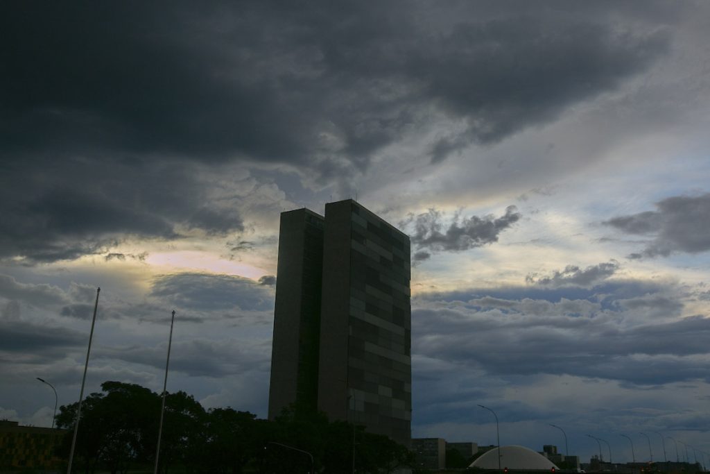semana-comeca-com-ceu-nublado-no-df;-saiba-se-vem-chuva-por-ai