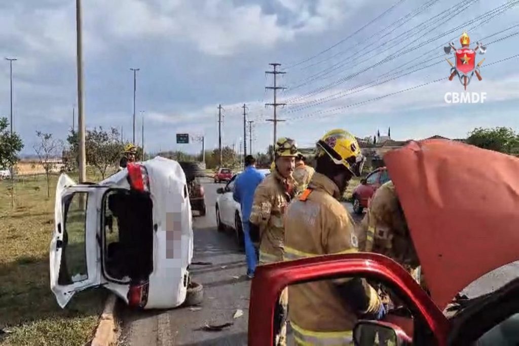 batida-entre-quatro-carros-termina-em-capotamento-no-lago-sul