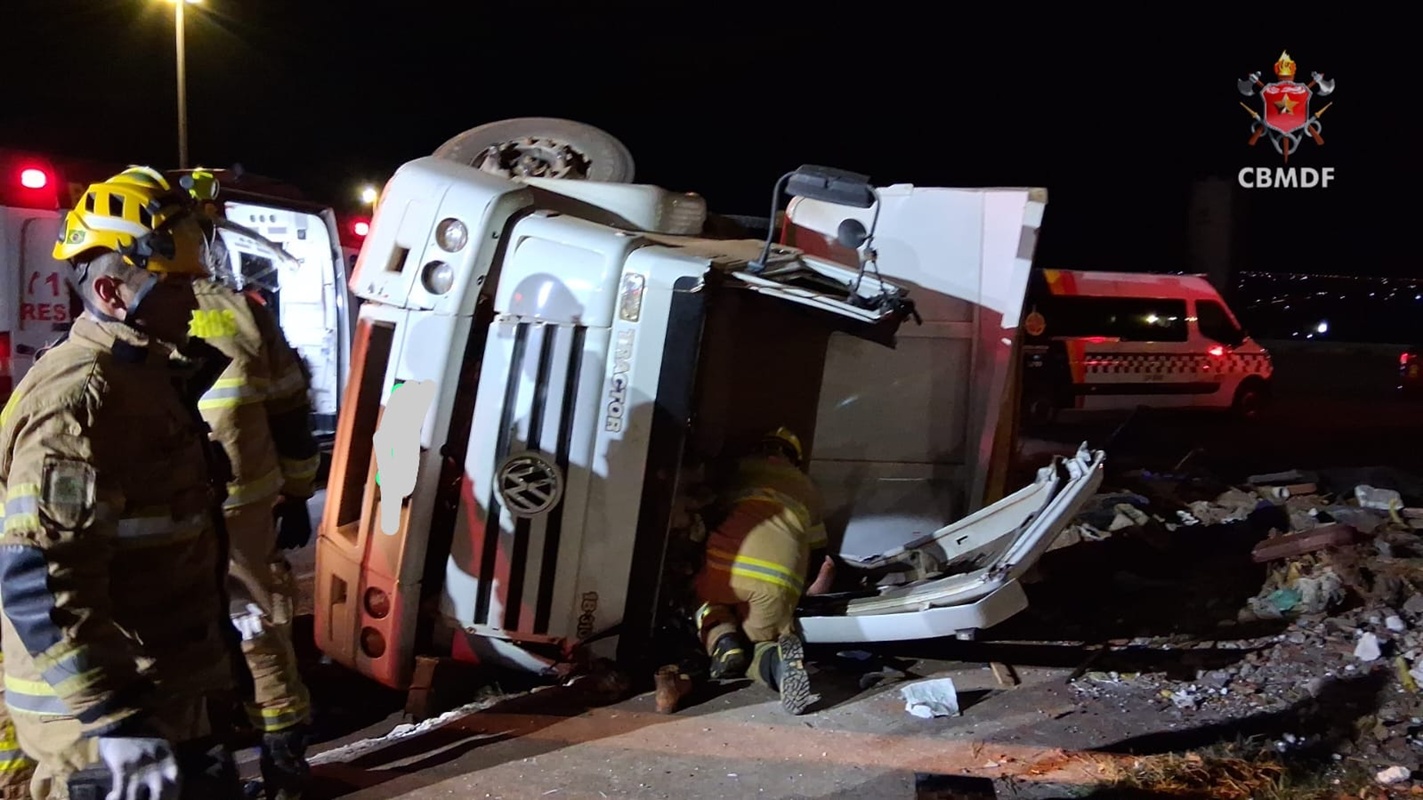 caminhao-tomba-e-motorista-fica-preso-as-ferragens-na-br-070 caminhao-tomba-e-motorista-fica-preso-as-ferragens-na-br-070