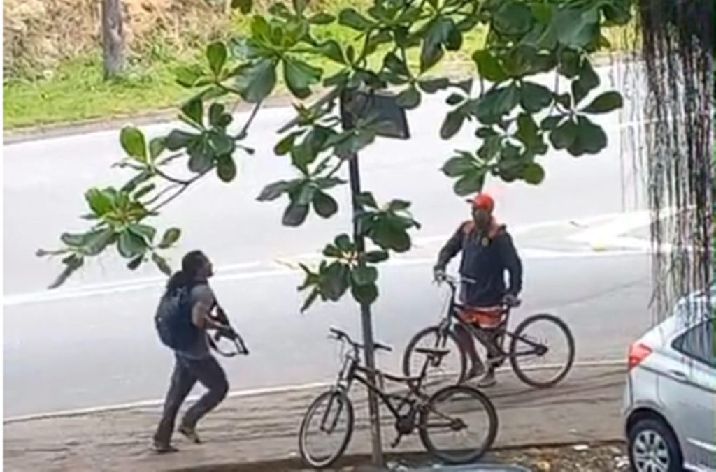 com-fuzis,-traficantes-fecham-vias-durante-operacao-contra-o-cv-no-rj