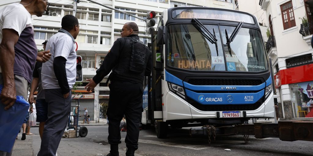 rio:-mais-de-50-onibus-viraram-barricada;-transporte-esta-afetado