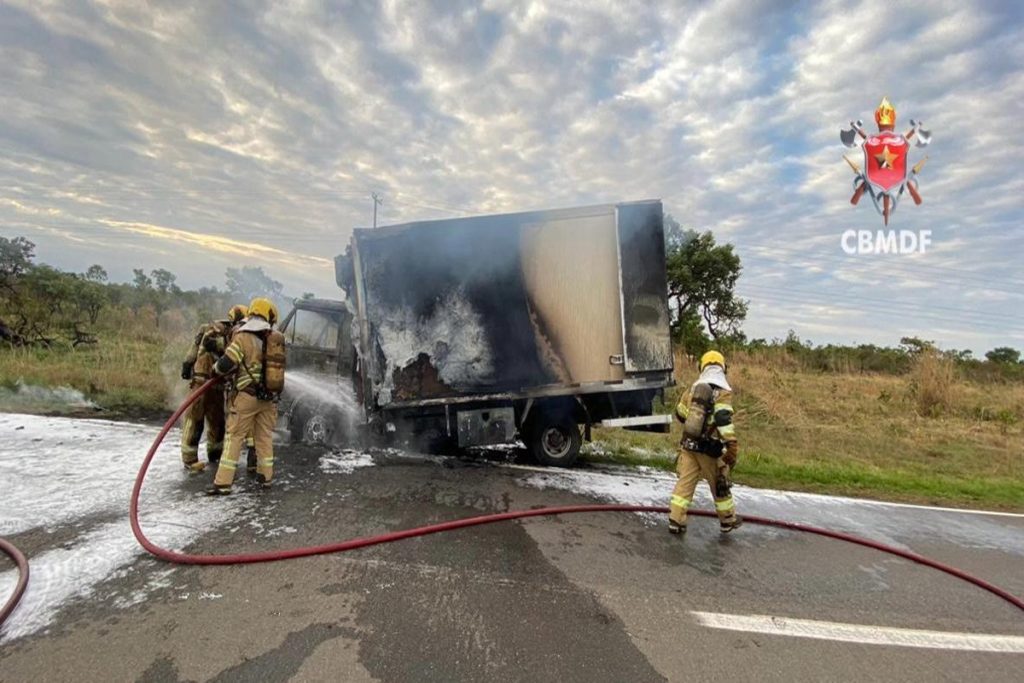 caminhao-fica-destruido-apos-pegar-fogo-perto-de-base-da-marinha