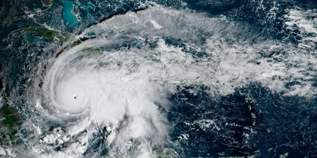 furacao-melissa-perde-forca,-mas-ventos-ainda-sao-catastroficos