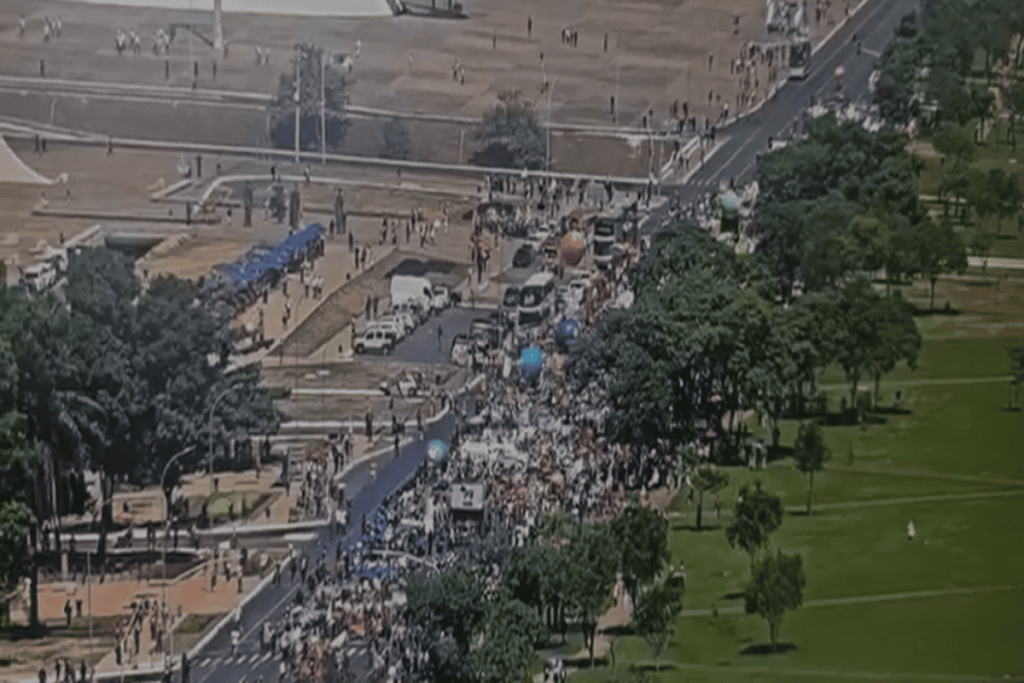 marcha-dos-servidores-interdita-transito-no-eixo-monumental
