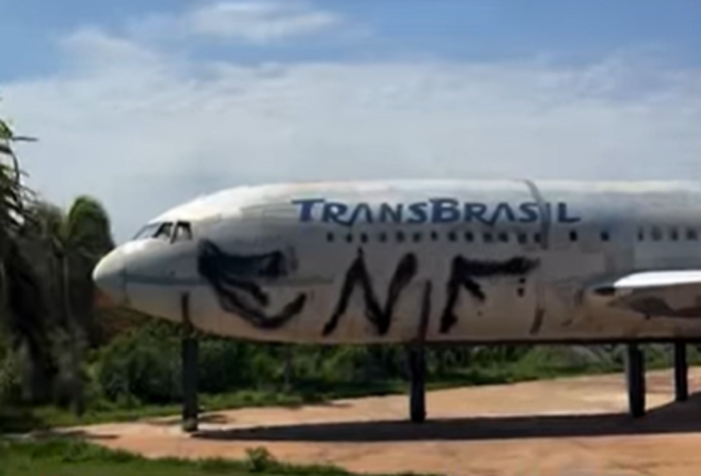 um-mes-apos-revitalizacao,-aviao-de-taguatinga-volta-a-ser-pichado