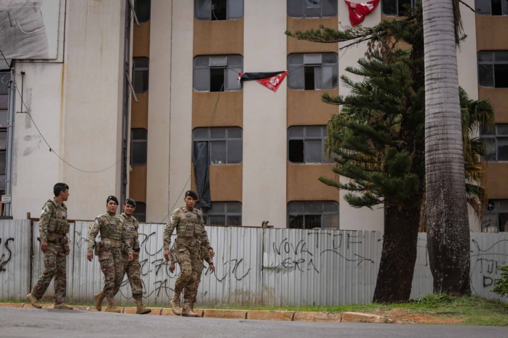 apos-negociacoes,-familias-desocupam-hotel-abandonado-no-df